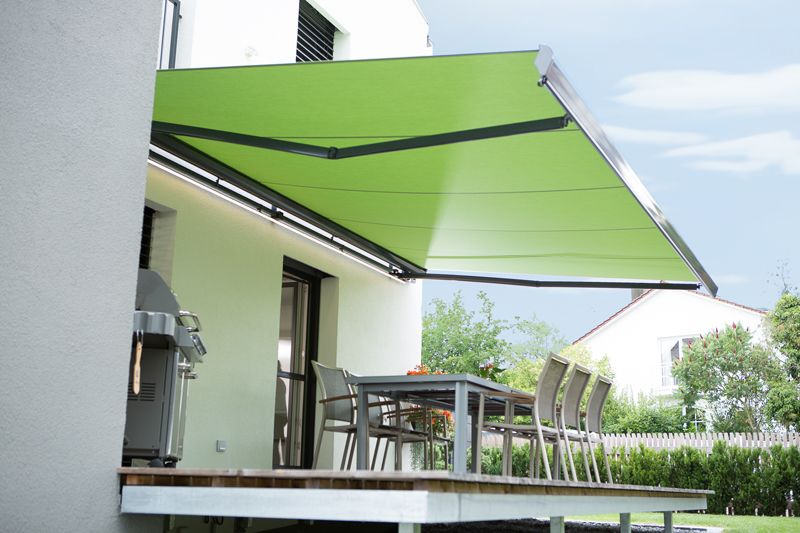 Vollkassettenmarkise mit Gelenkarmen, grünem Stoff, Fassadenmontage