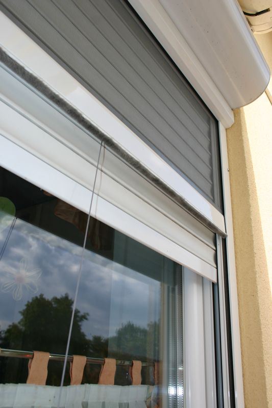 Insektenschutzrollo an Fenster mit manueller Bedienung