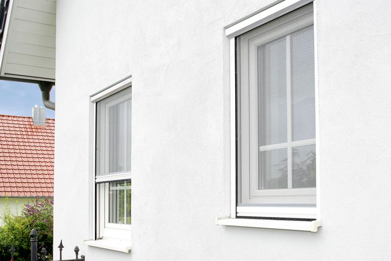 Insektenschutzrollo an Fenster mit manueller Bedienung